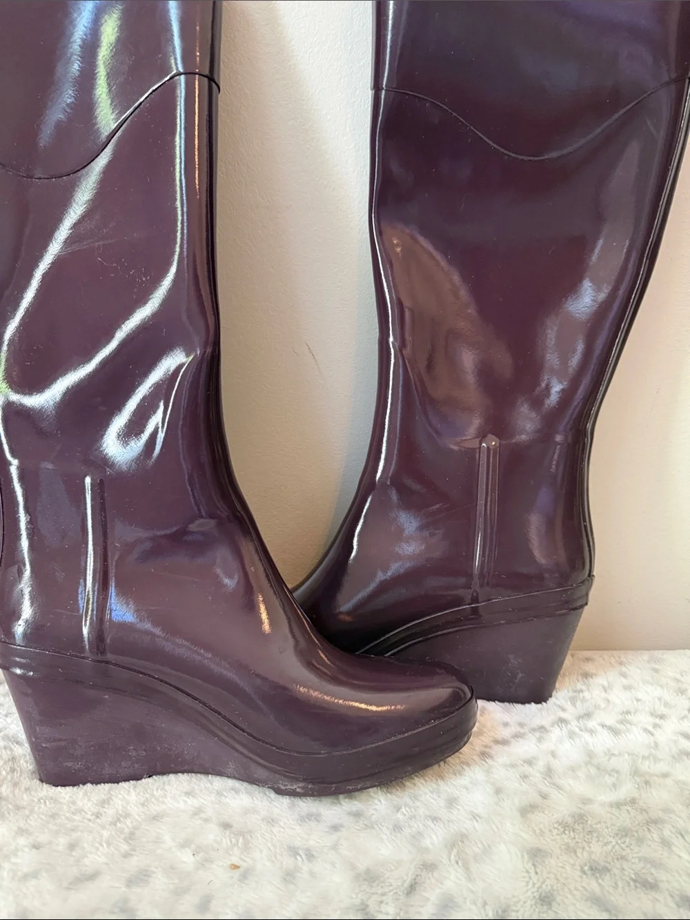 Hunter Wedge Rain Boots in Dark Plum